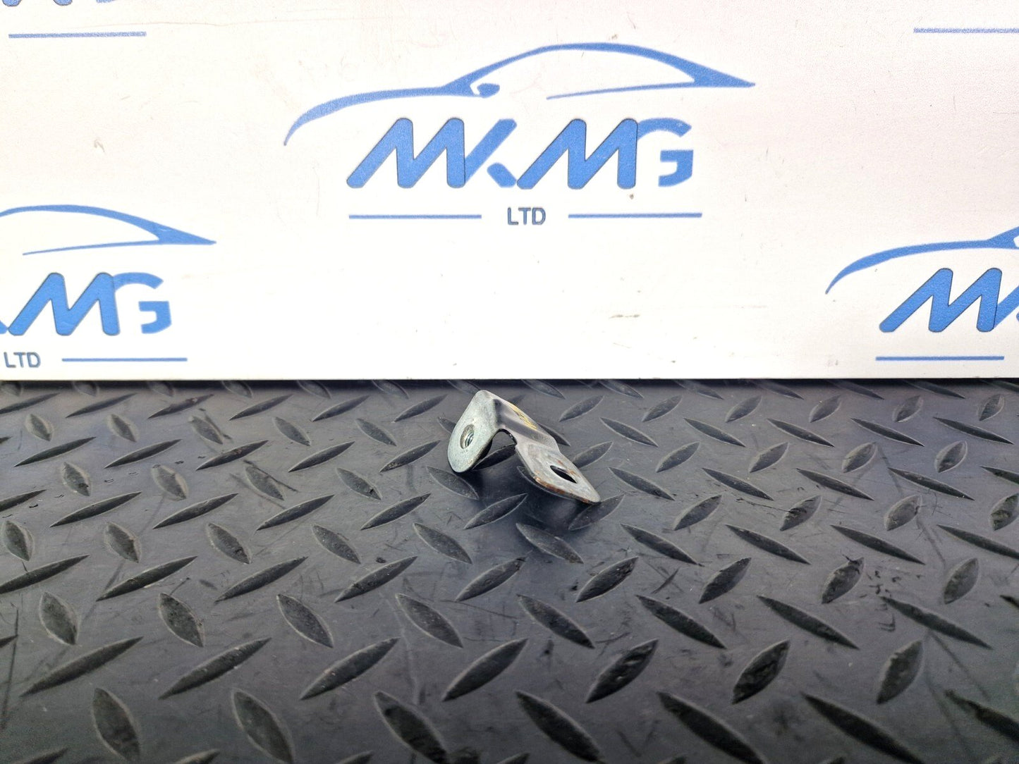 16-19 AUDI A4 B9 GENUINE OEM FRONT RIGHT DRIVER SIDE WING BRACKET 8W0821470