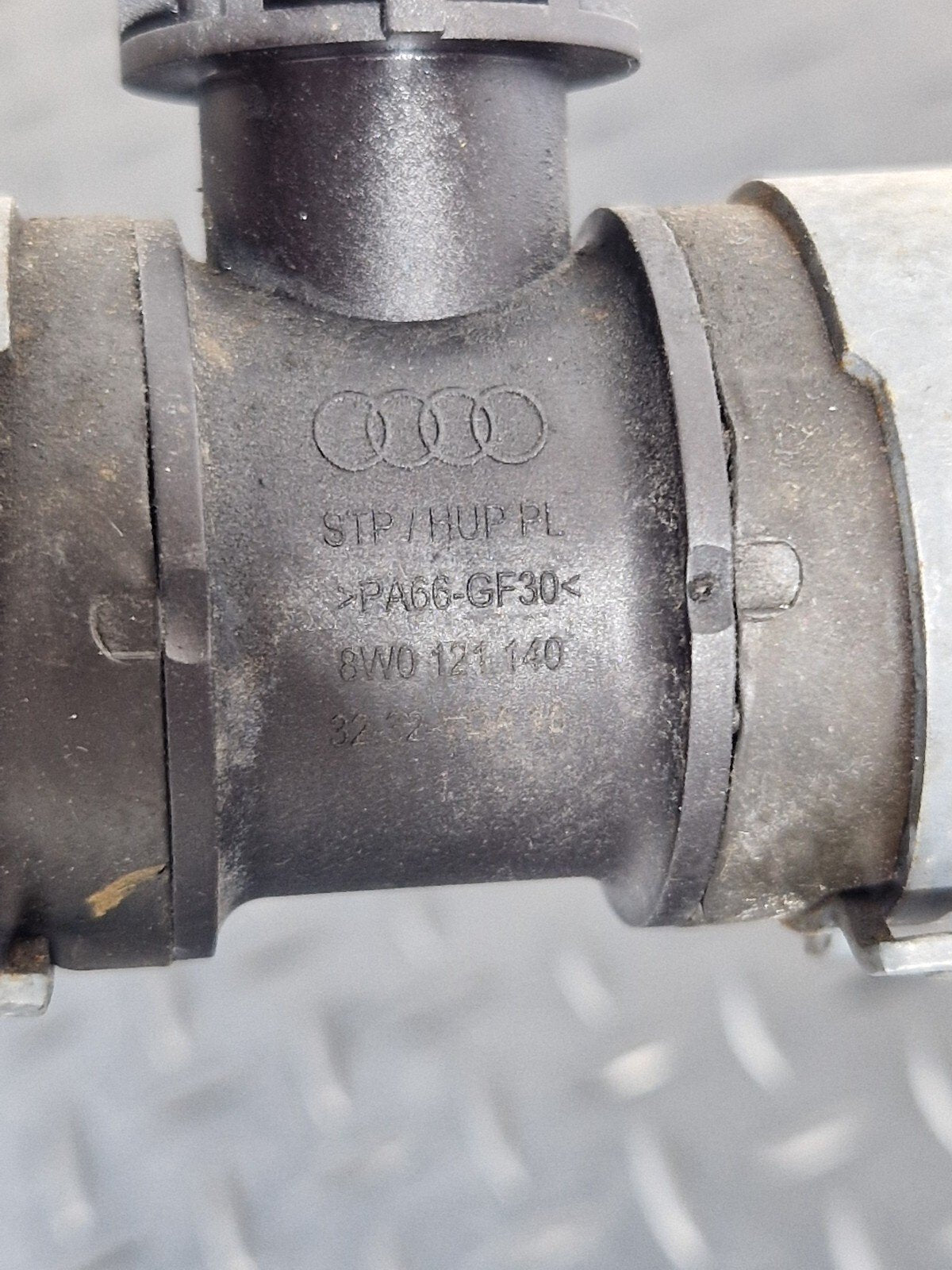 16-19 AUDI A4 B9 GENUINE  WATER COOLANT PIPE 8W0121140 8W0122293