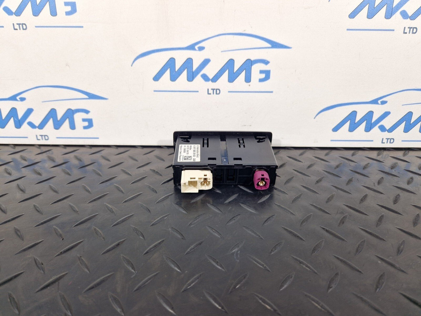 19-ON MERCEDES B CLASS W247 CENTRE CONSOLE USB CONNECTION PORT A2478203902