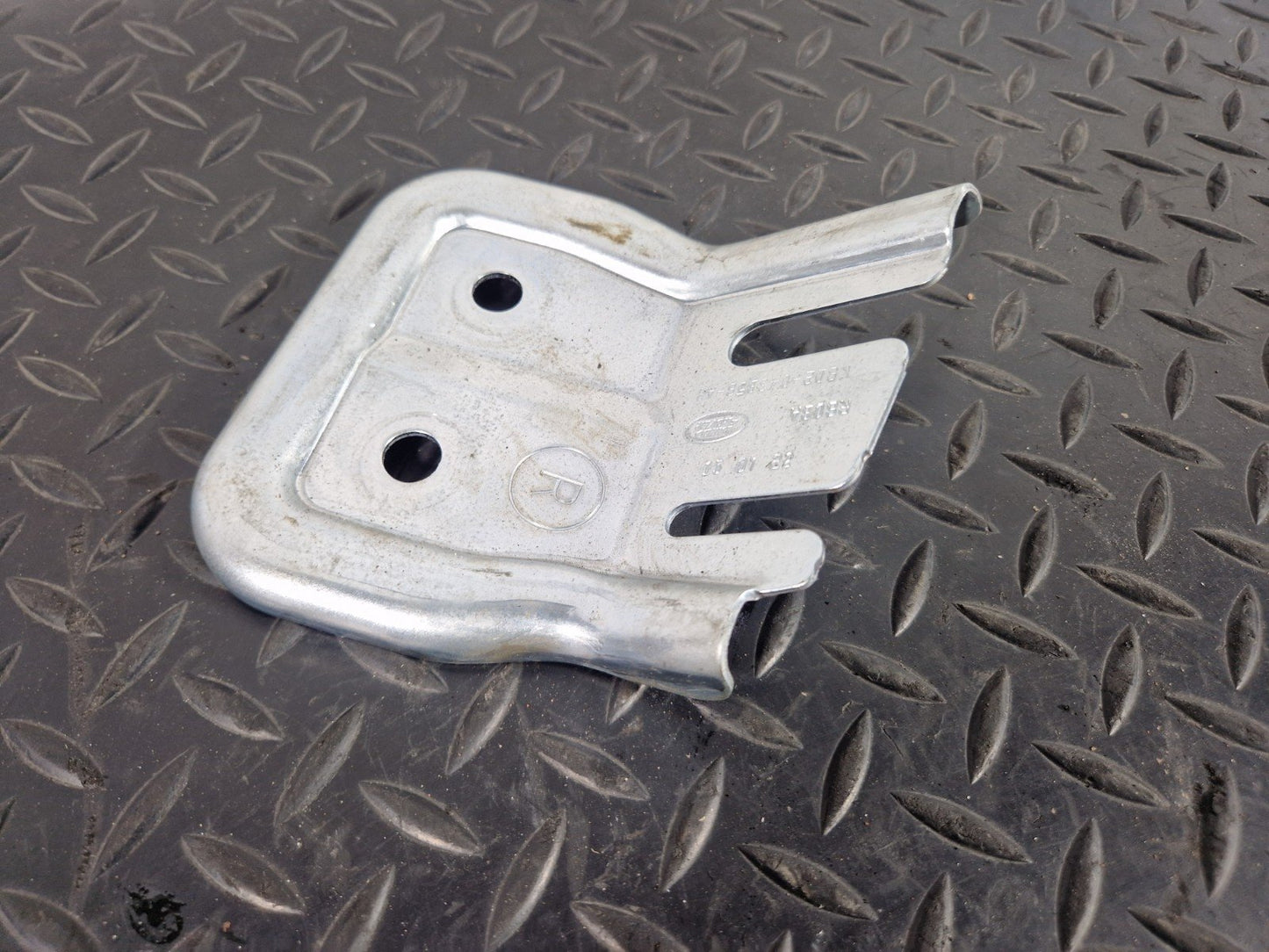 19-ON RANGE ROVER EVOQUE L551 INSTRUMENT PANEL BRACKET MOUNT HOLDER K8D2043B58AB