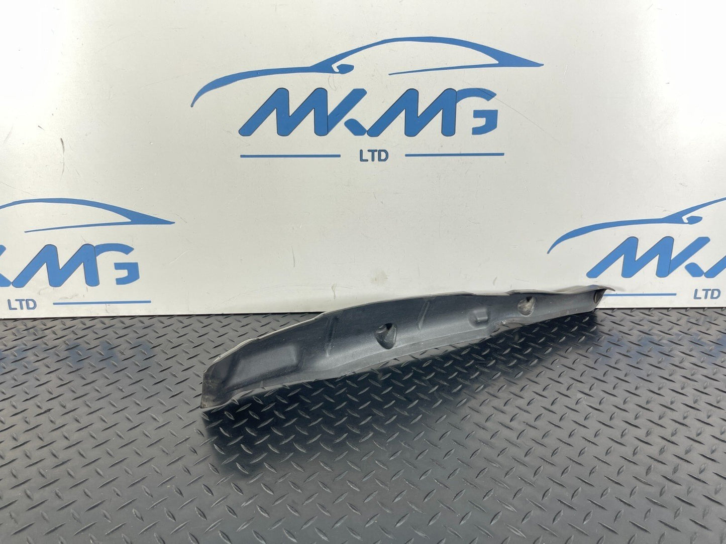 16-19 AUDI A4 B9 GENUINE FRONT RIGHT DRIVER SIDE WING FILLER INSULATOR 8W0821112