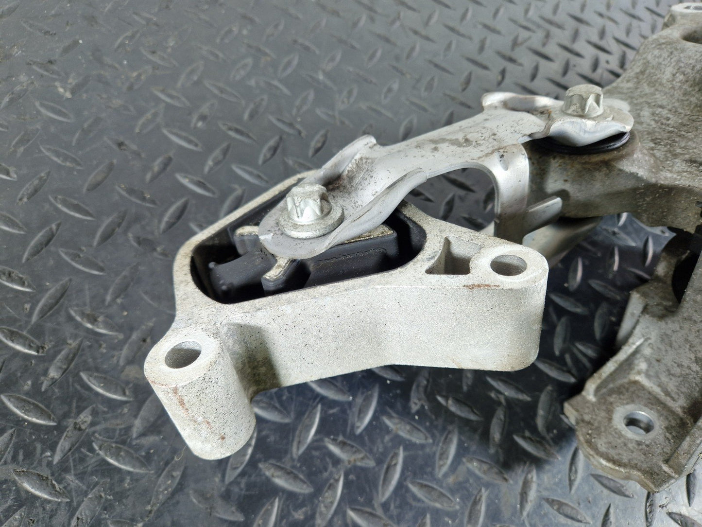 14-23 MERCEDES VITO W447 1.6 DIESEL OM622.951  ENGINE MOUNT BRACKET A4472410713