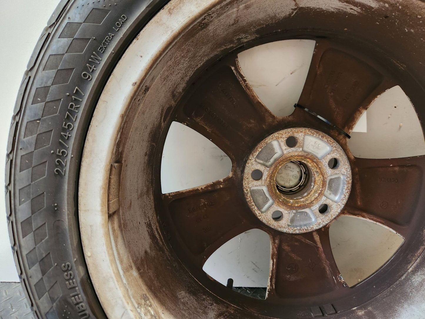Skoda Yeti MK1 5L 17" Alloy Wheel with Tyre 225/45/17 ~5mm