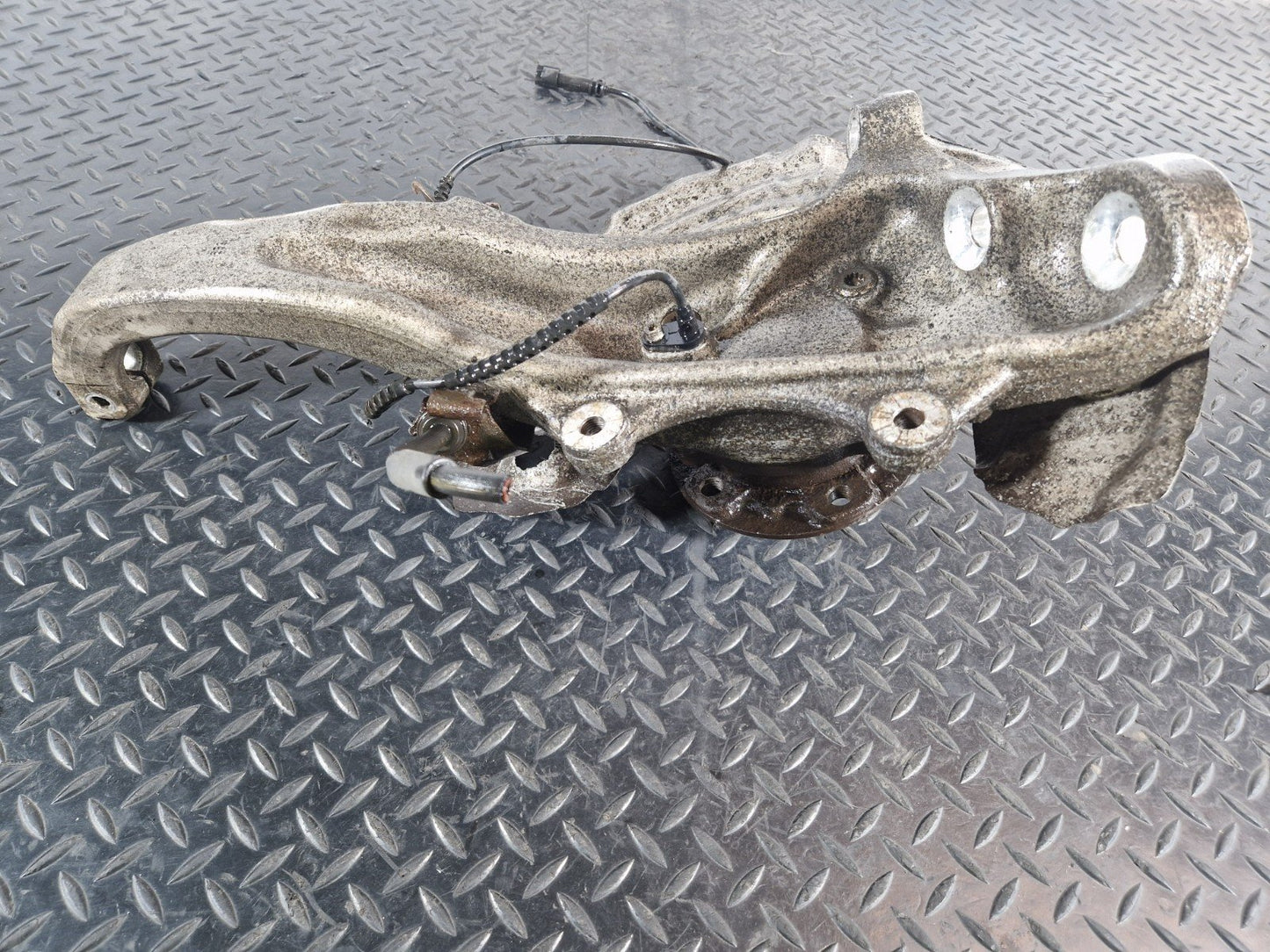11-18 BMW 6 SERIES F13 FRONT LEFT N/S WHEEL CARRIER HUB 6775769