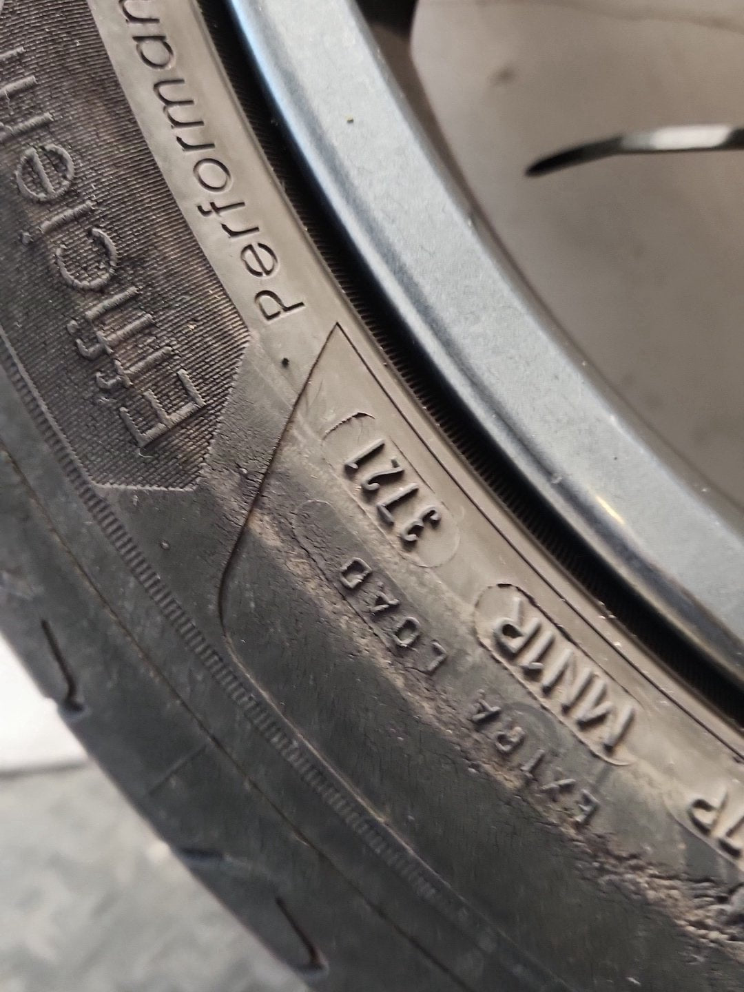 Volvo C30 MK1 FL (MK) (533) 17" Alloy Wheel with Tyre 205/50/17 ~3mm 31290177