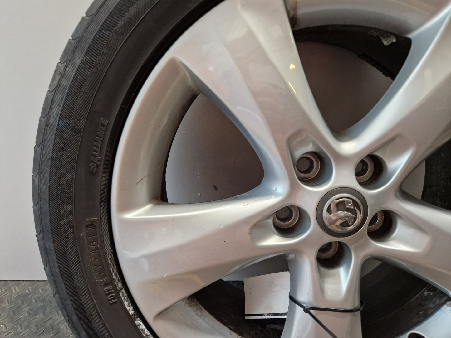 Vauxhall Astra MK6 (J) (A3400) 17" Alloy Wheel with Tyre 225/50/17 ~4mm