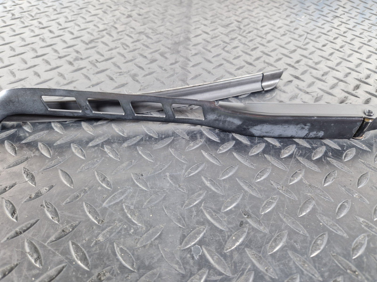 11-19 MERCEDES BENZ ML W166 GENUINE FRONT RIGHT WIPER ARM A1668201040
