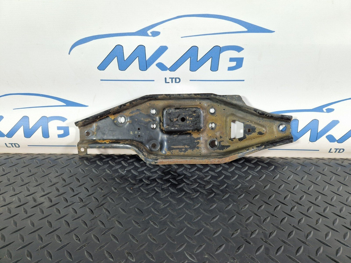 18-ON MERCEDES SPRINTER W907 FRONT BRACKET LEFT LOWER MOUNT PLATE A9076220700
