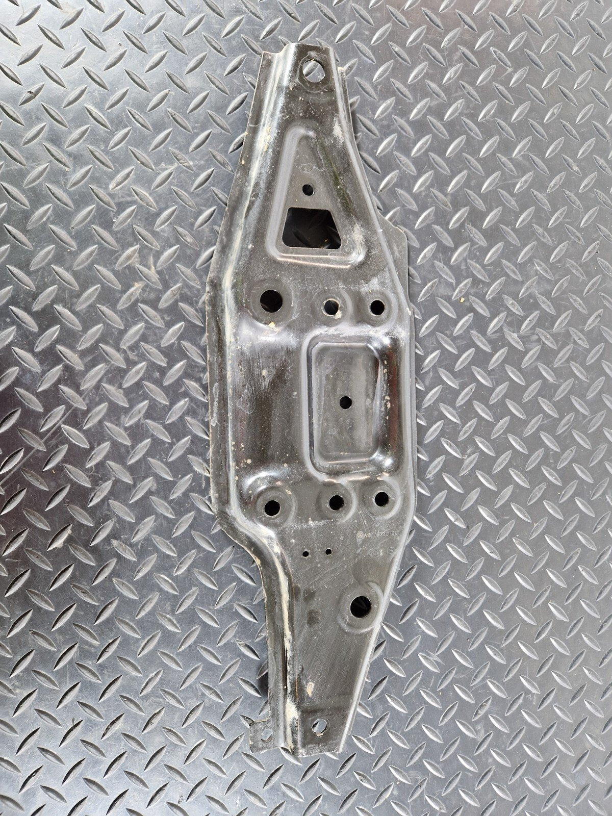 18-ON MERCEDES SPRINTER W907 FRONT BRACKET LEFT LOWER MOUNT PLATE A9076220700