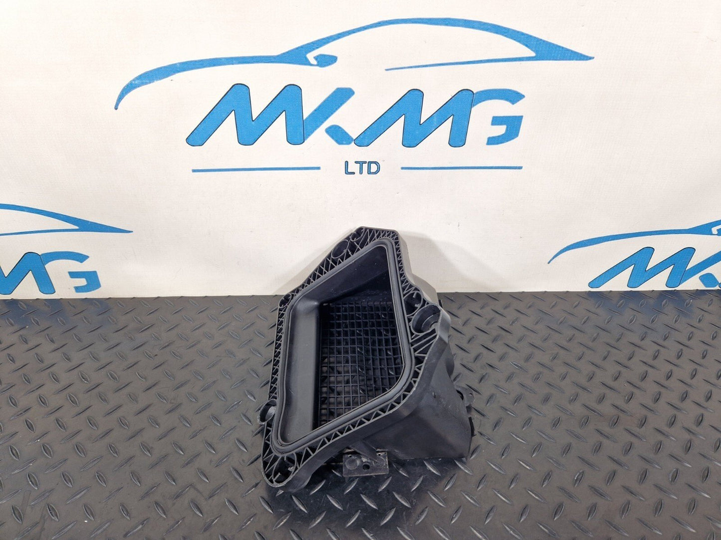 16-19 AUDI A4 B9 GENUINE OEM FRONT AIR INTAKE DUCT VENT 8W2819904A