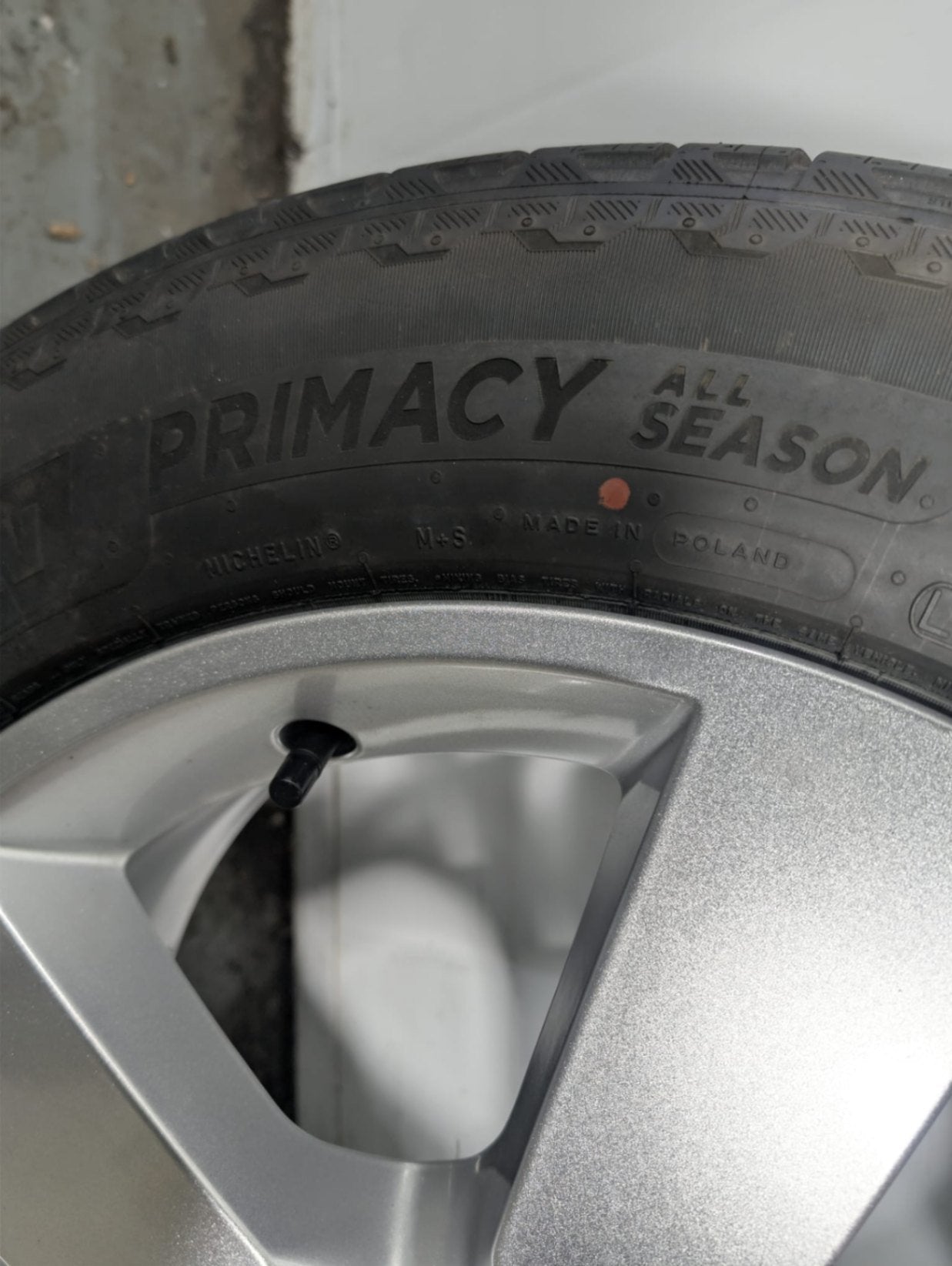 Land Rover Defender L663 OEM 20" Alloy Wheel with Tyre 7mm 255/60/20 L8B21007GB