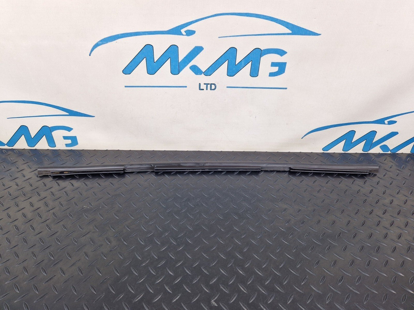 16-19 AUDI A4 B9 OEM FRONT RADIATOR LOVER CENTER RUBBER SEALING STRIP 8K0121331A