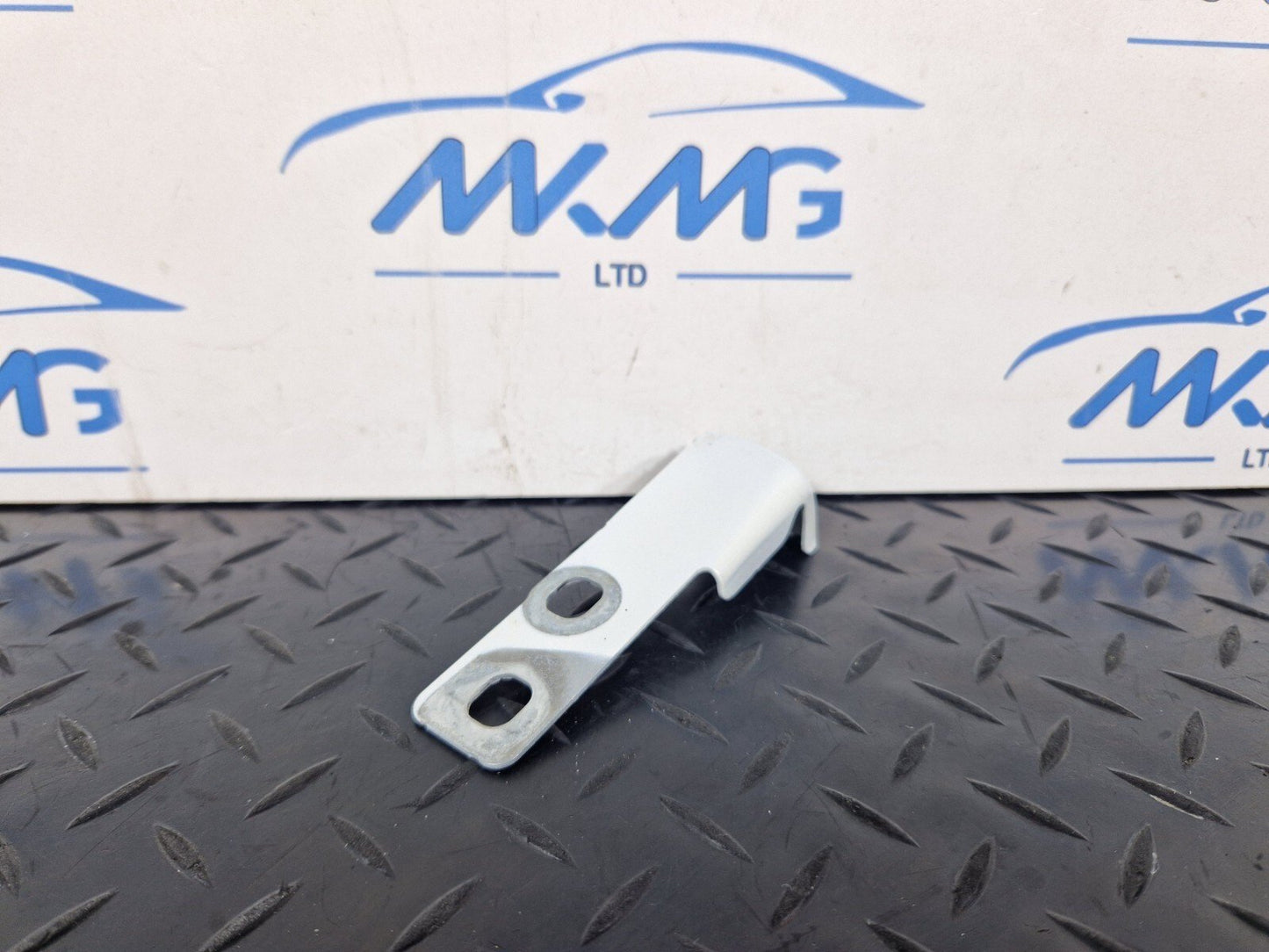 16-19 AUDI A4 B9 S-LINE GENUINE FRONT LEFT PASSENGER SIDE WING BRACKET 8W0821433