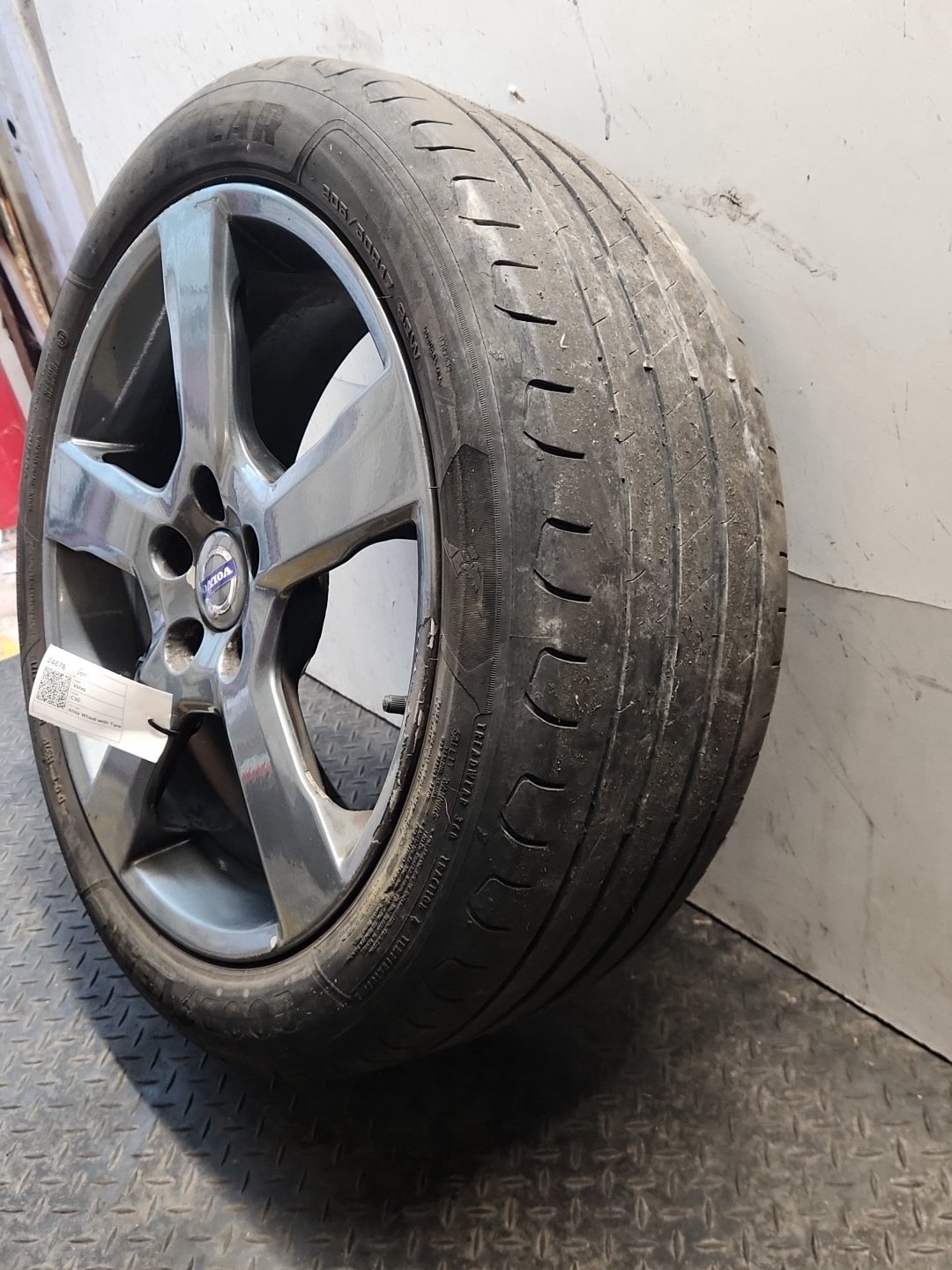 Volvo C30 MK1 FL (MK) (533) 17" Alloy Wheel with Tyre 205/50/17 ~3mm 31290177