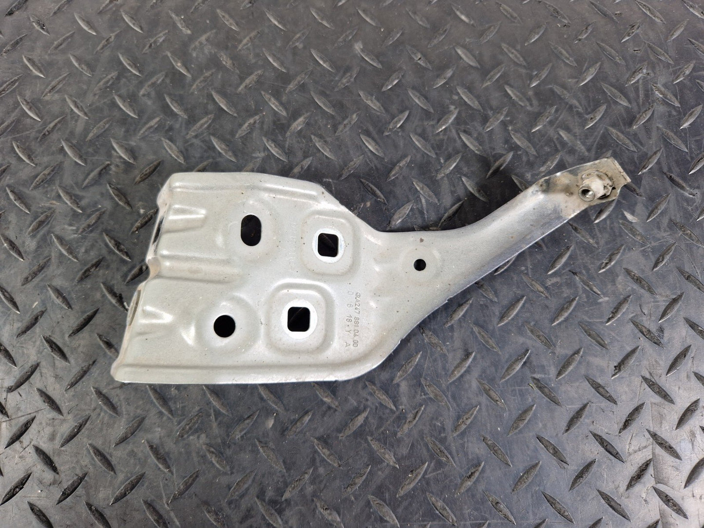 19-ON MERCEDES BENZ B CLASS W247 FRONT RIGHT FENDER FRONT BRACKET A2478810400