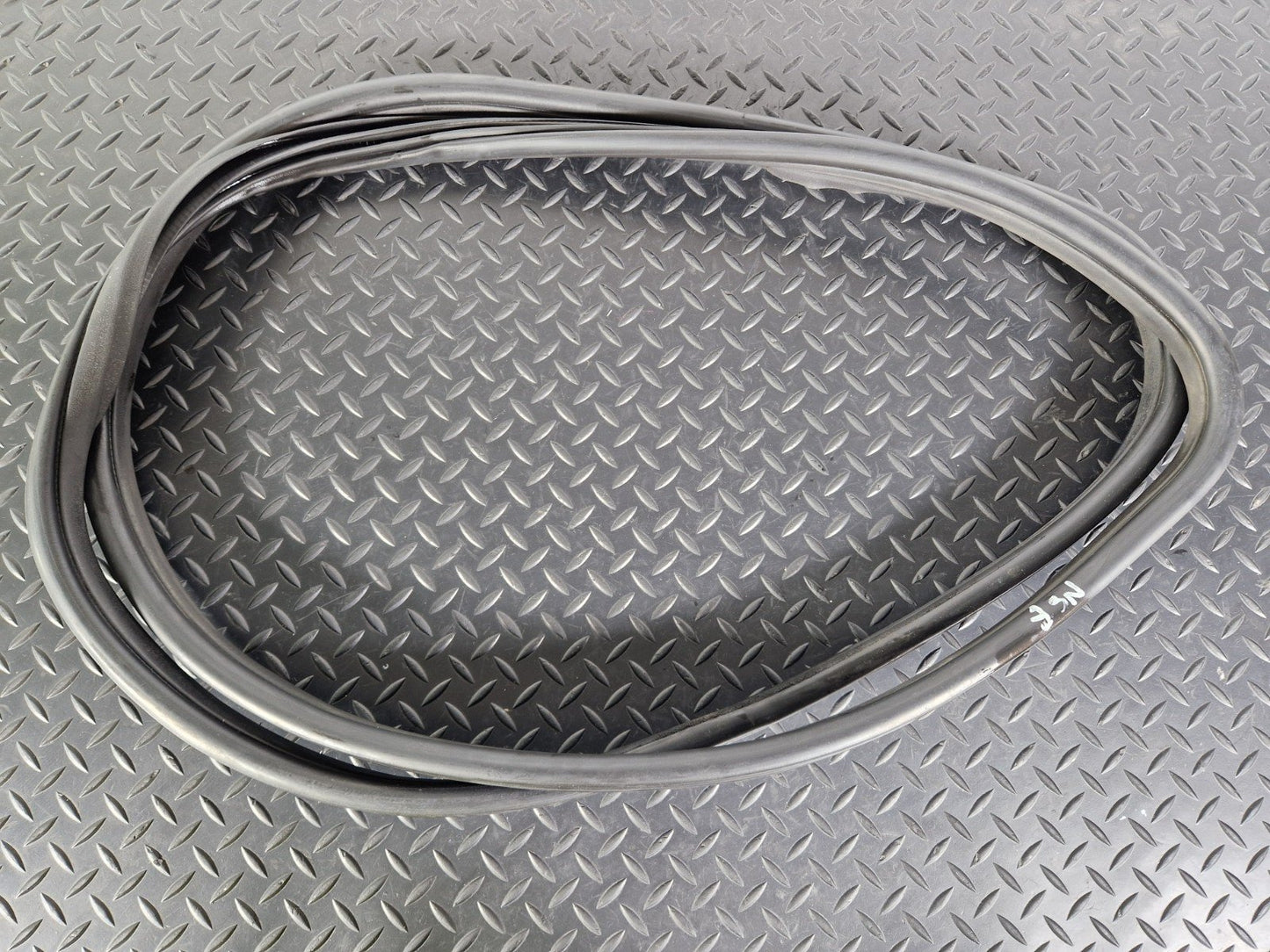 10-13 BMW X5 E70 LCI GENUINE FRONT LEFT RUBBER DOOR SEAL 7305616 17910310