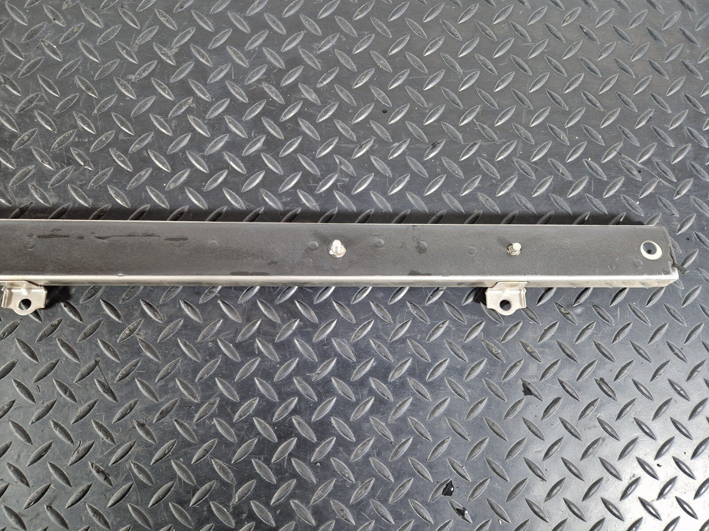 14-23 MERCEDES BENZ VITO W447 MIDDLE LEFT SLIDING DOOR RUNNER GUIDE A4477662100