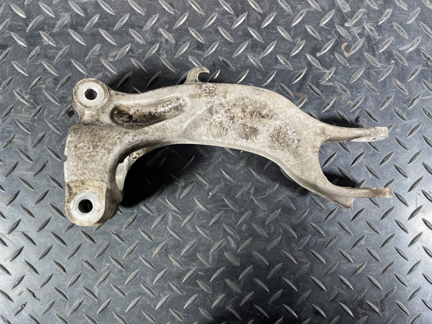 16-23 AUDI A5 F5 SPORTBACK FRONT RIGHT SIDE SUSPENSION STRUT BRACKET 8W0413038