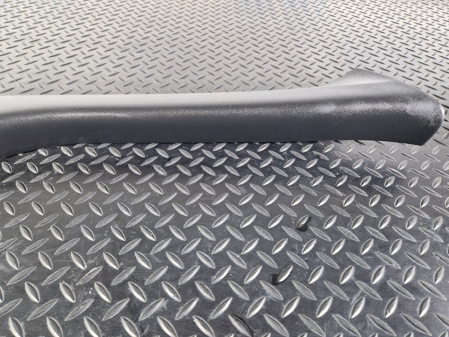 18-ON MERCEDES BENZ SPRINTER W907 W910 FRONT RIGHT A-PILLAR COVER A9076901200