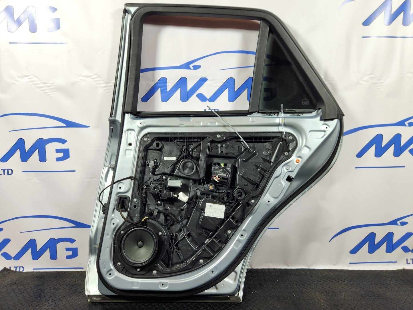 11-19 MERCEDES BENZ ML W166 GENUINE REAR RIGHT O/S/R COMPLETE DOOR IN SILVER 988