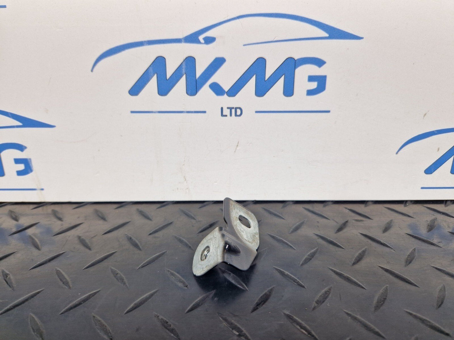16-19 AUDI A4 B9 GENUINE FRONT WING MOUNT BRACKET LEFT PASSENGER SIDE 8W0821469