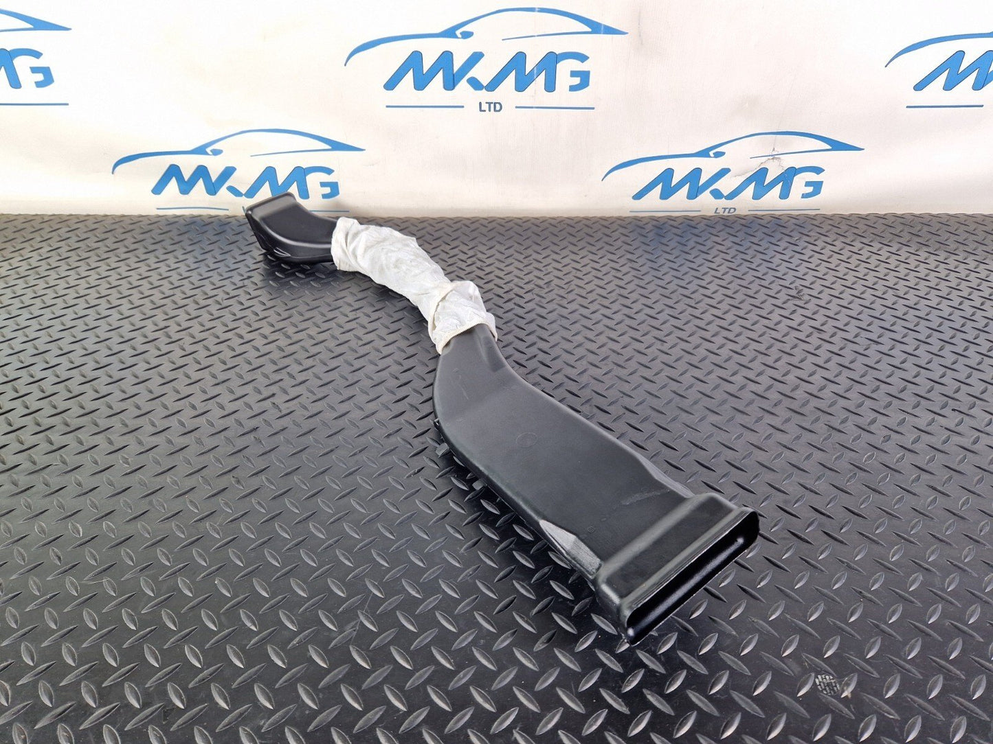 16-19 AUDI A4 AVANT B9 S-LINE CENTRE CONSOLE AIR GUIDE CHANNEL 8W0857039B