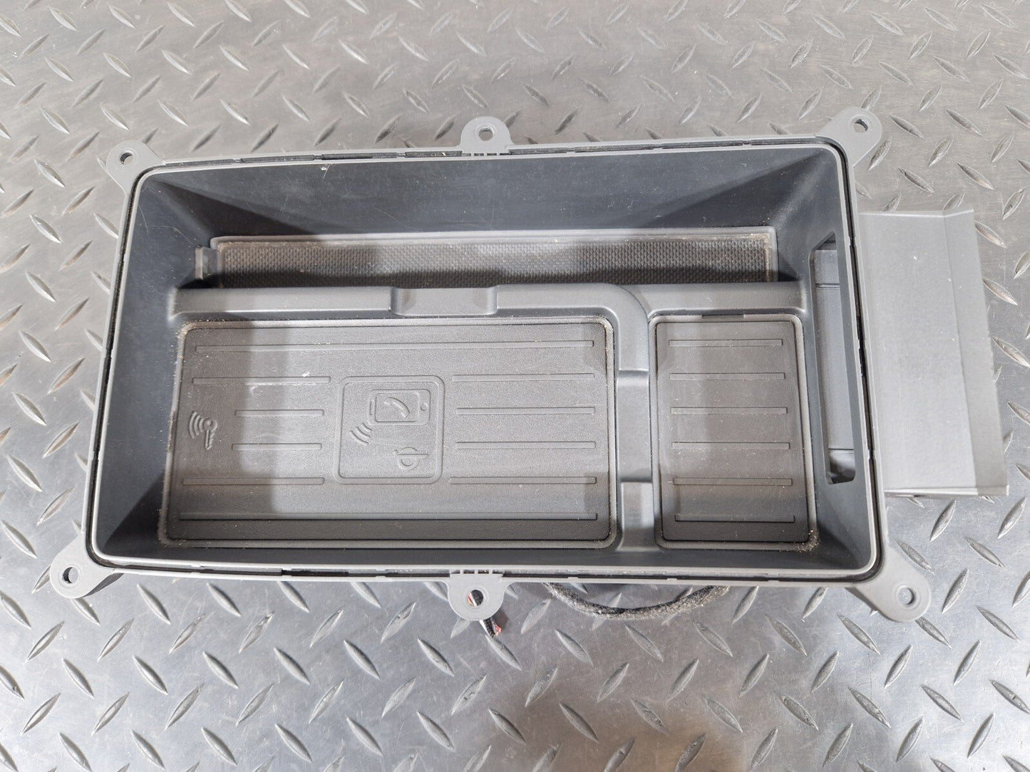 16-19 AUDI A4 B9 S-LINE OEM BLUETOOTH WIRELESS CHARGING STATION 8W0864981D