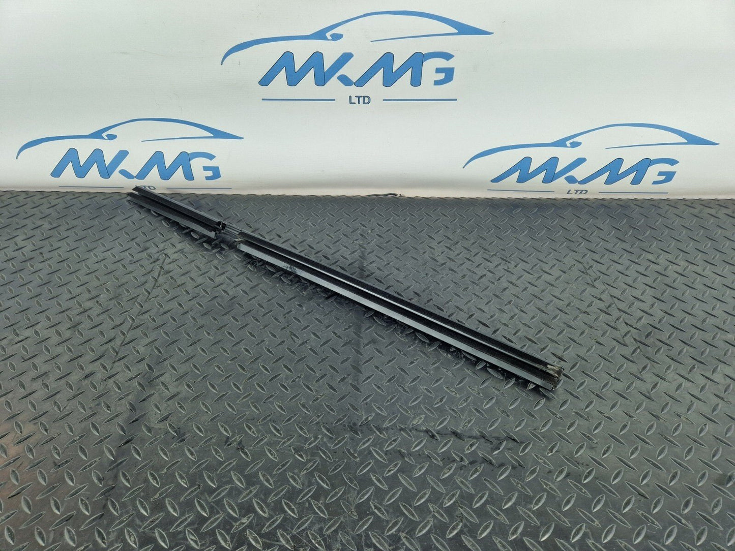 OEM MERCEDES C CLASS W205 REAR LEFT WINDOW SEALING RAIL DOOR STRIP A2057350365