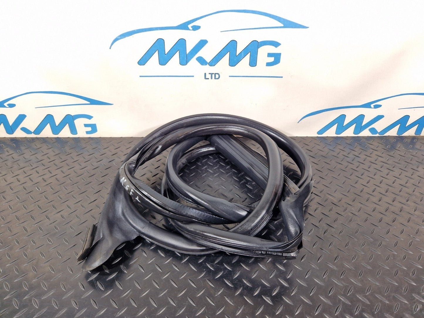 16-24 AUDI A5 F5 GENUINE FRONT LEFT PASSENGER SIDE DOOR RUBBER SEAL 8W6831707