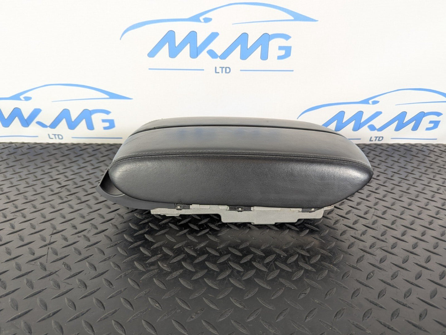 10-17 AUDI A8 4H LEATHER DOUBLE ARMREST IN BLACK 4H0864206C