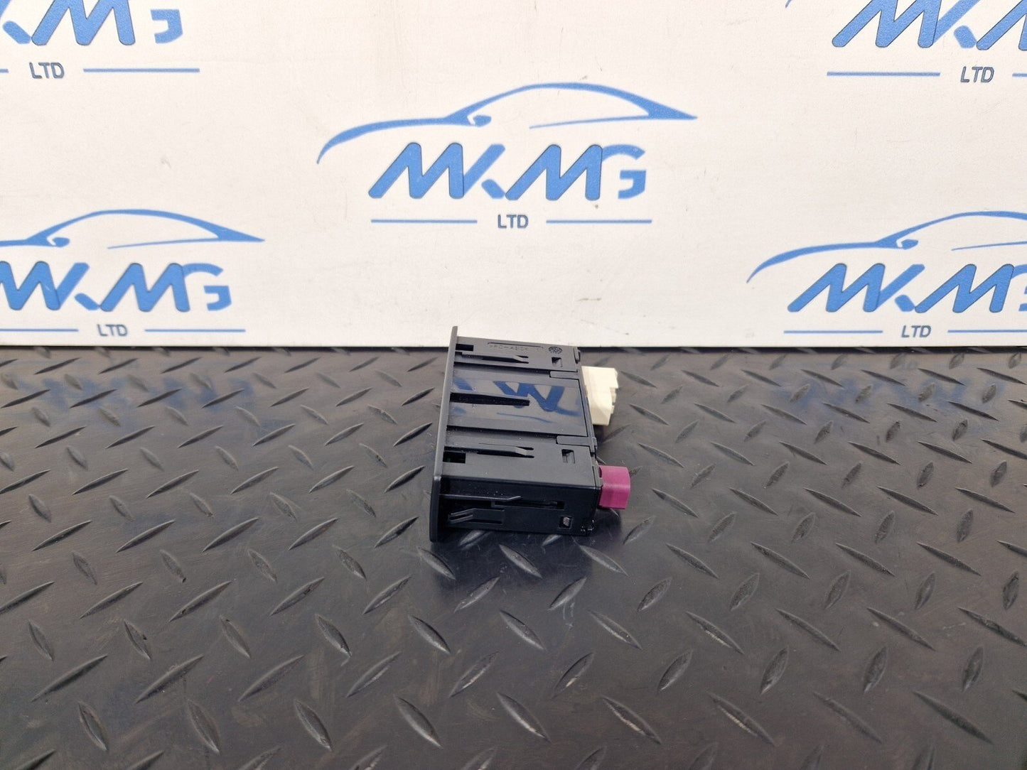 19-ON MERCEDES B CLASS W247 CENTRE CONSOLE USB CONNECTION PORT A2478203902