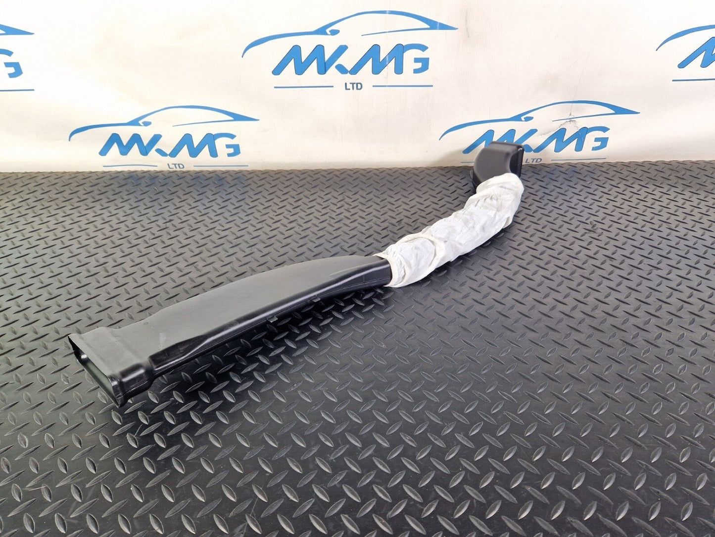 16-19 AUDI A4 AVANT B9 S-LINE CENTRE CONSOLE AIR GUIDE CHANNEL 8W0857039B
