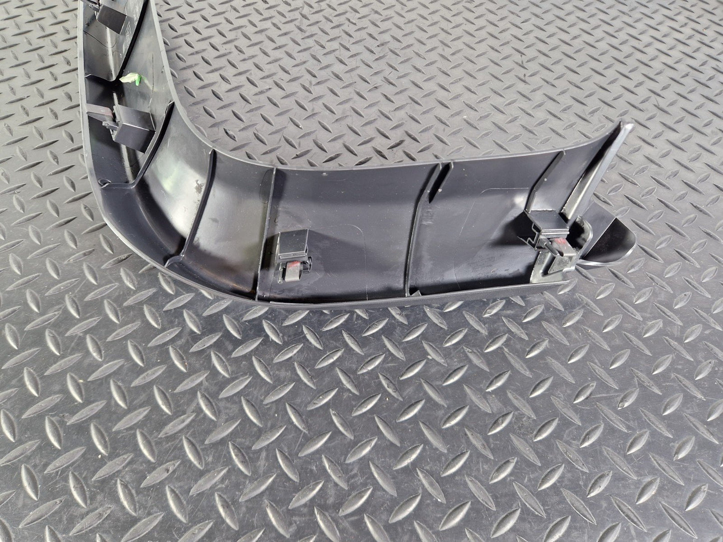 12-18 MERCEDES BENZ B-CLASS W246 REAR TAILGATE WINDSCREEN UPPER TRIM A2467400171