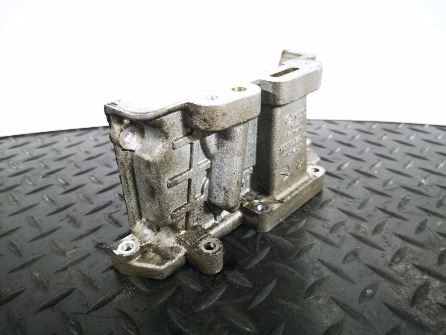 16-19 AUDI A4 B9 GENUINE V6 3.0TDI CSW CYLINDER HEAD END PLATE 059109122AA