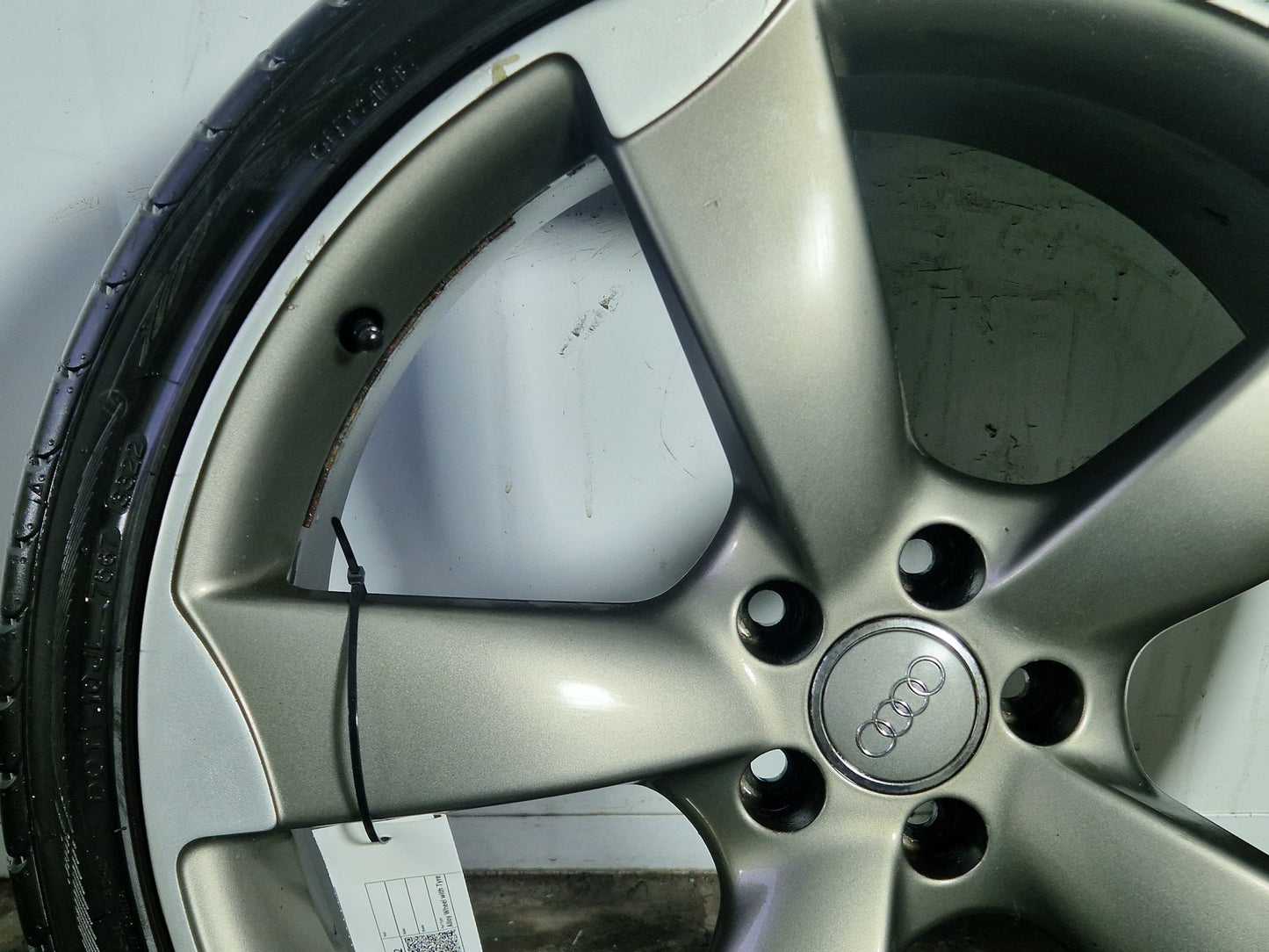 Audi A7 21" Alloy Wheel with Tyre 285/30/21 6mm 4H0601025AT