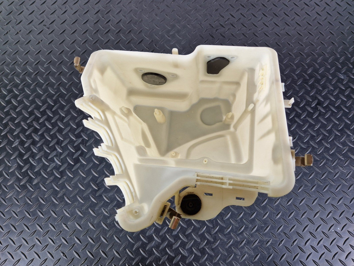10-13 BMW X5 E70 LCI OEM ENGINE ECU FUSE BOX HOUSING HOLDER 7555121