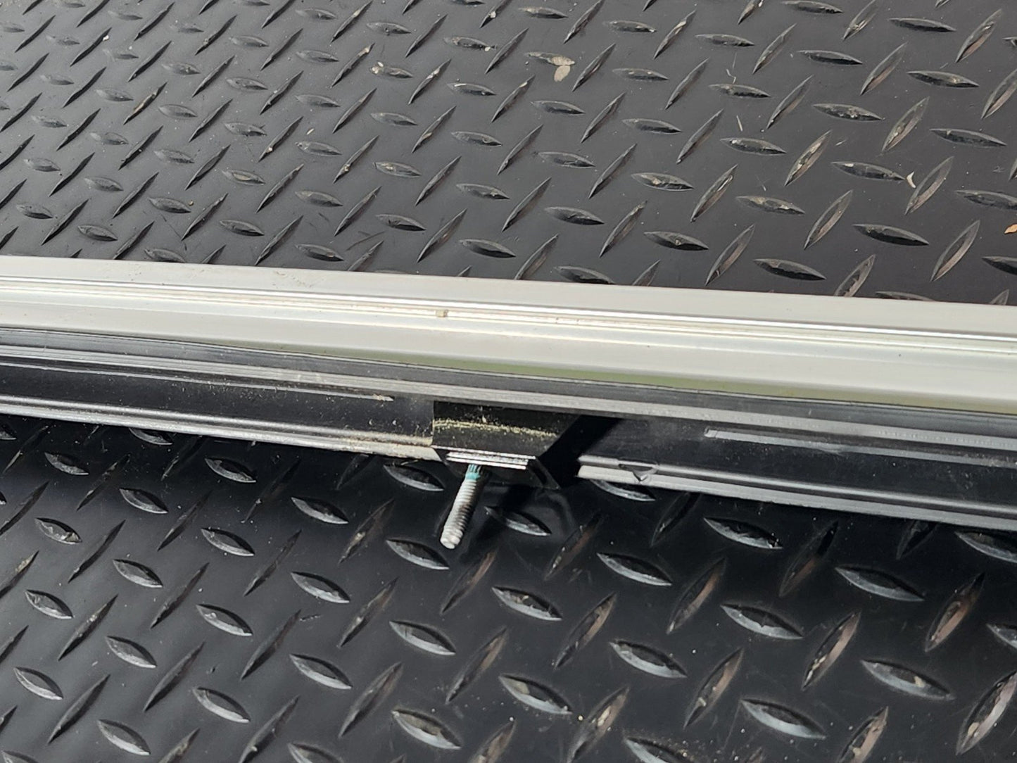 16-22 MERCEDES BENZ X253 GENUINE LEFT N/S ROOF RAIL RACK A2538900393