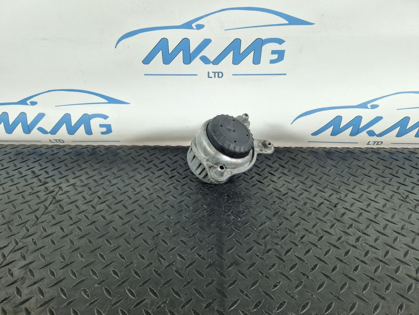14-21 MERCEDES BENZ C300h W205 GENUINE LEFT PASSENGER ENGINE MOUNT A2052406817