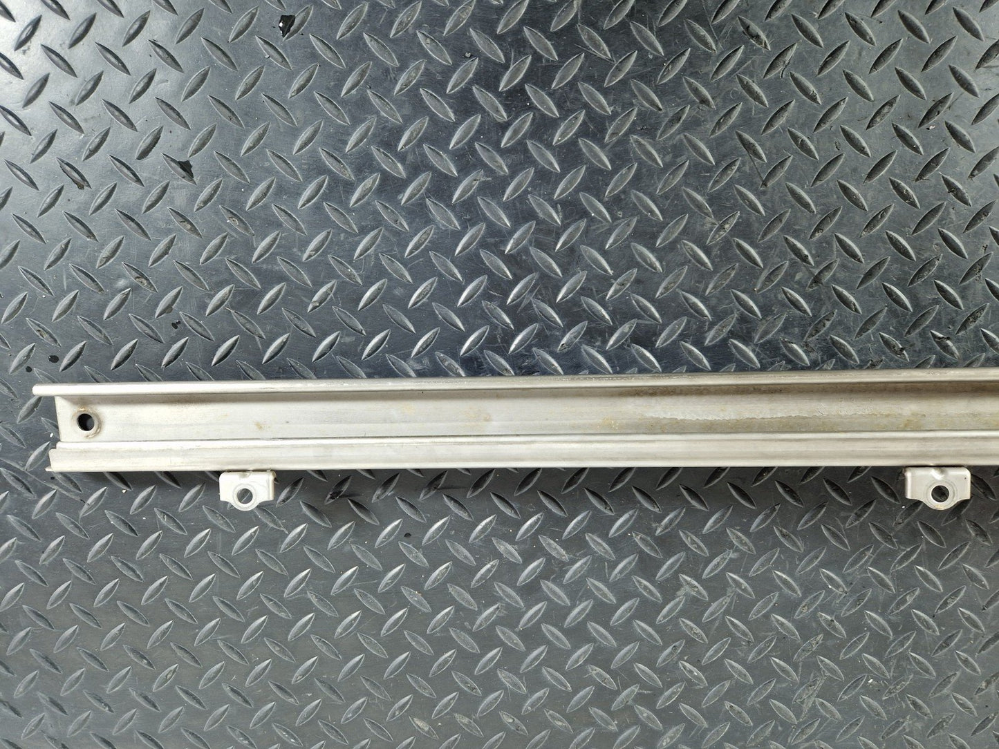 14-23 MERCEDES BENZ VITO W447 MIDDLE LEFT SLIDING DOOR RUNNER GUIDE A4477662100