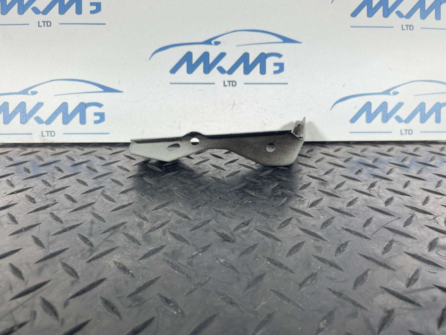 16-22 BMW X1 F48 GENUINE FRONT LEFT PASSENGER SIDE WING BRACKET 7392803