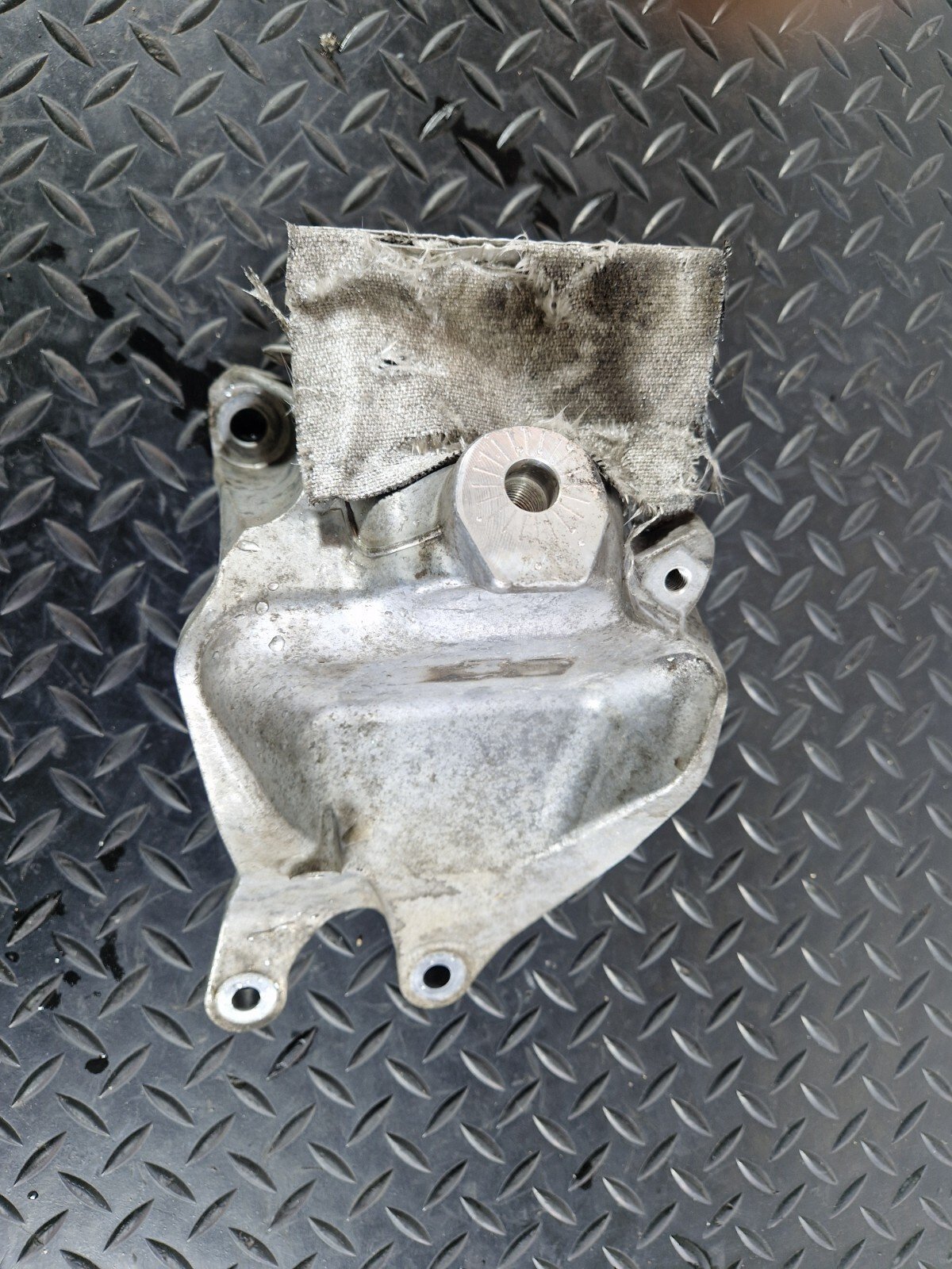 16-19 AUDI A4 AVANT B9 GENUINE RIGHT ENGINE MOUNT BRACKET 8W0199308H