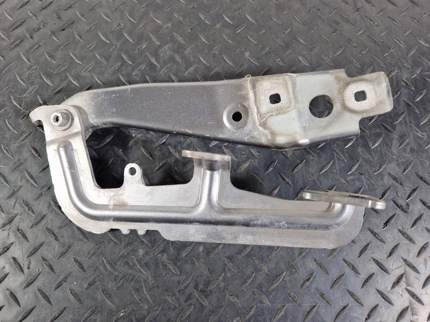 19-ON MERCEDES BENZ B CLASS W247 GENUINE FRONT LEFT BONNET HINGE A2478800128