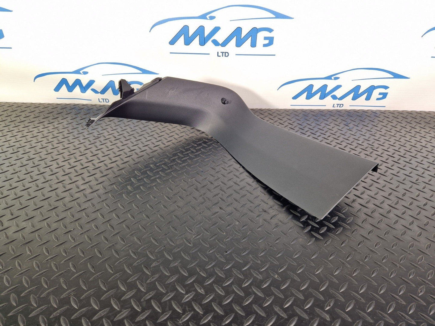14-19 MERCEDES BENZ GLA X156 TAILGATE COVER TRIM RIGHT A1567400271 A1567402000