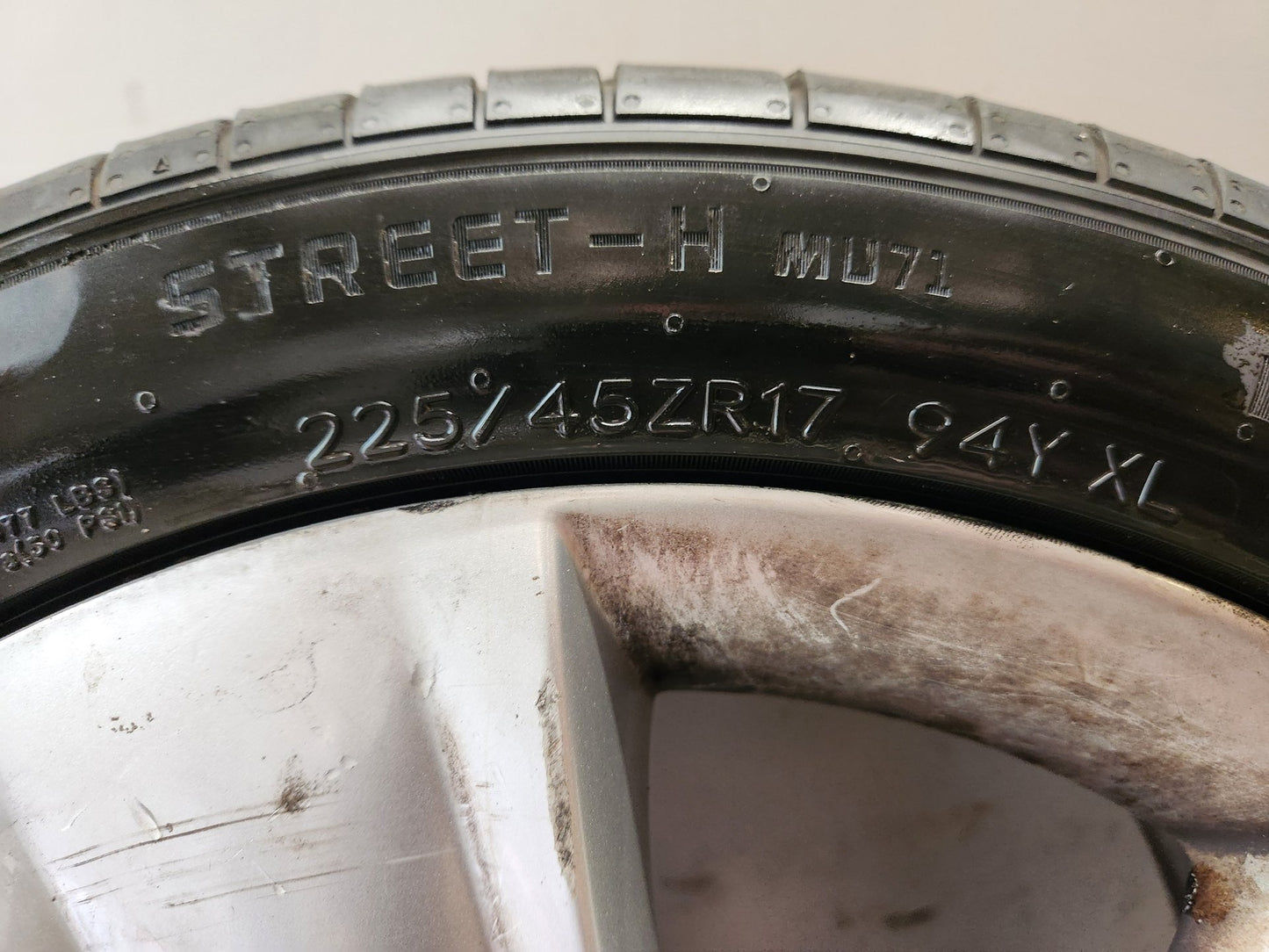 Skoda Yeti MK1 5L 17" Alloy Wheel with Tyre 225/45/17 ~4mm