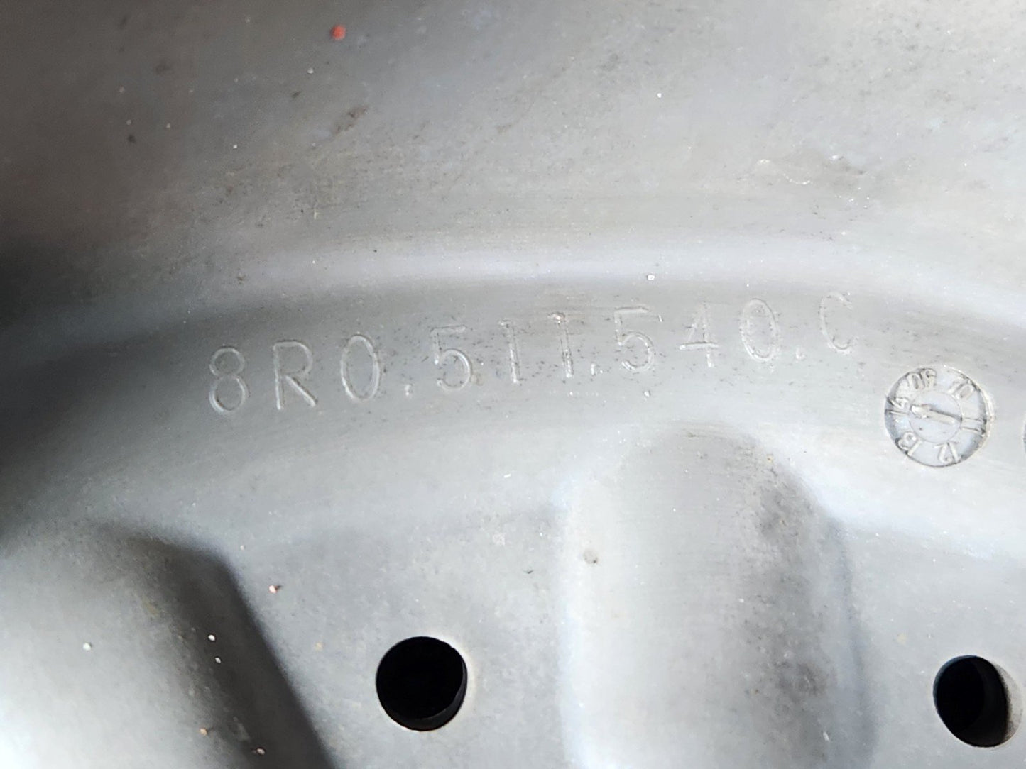 12-18 AUDI A6 C7 GENUINE REAR RIGHT SPRING RUBBER COVER GUARD 8R0511540C