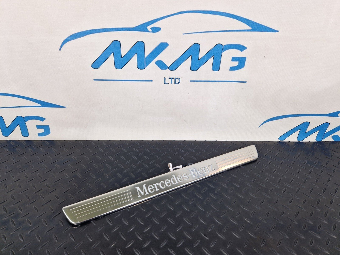 19-ON MERCEDES BENZ CLA C118 GENUINE FRONT DOOR SILL COVER TRIM A1186804800