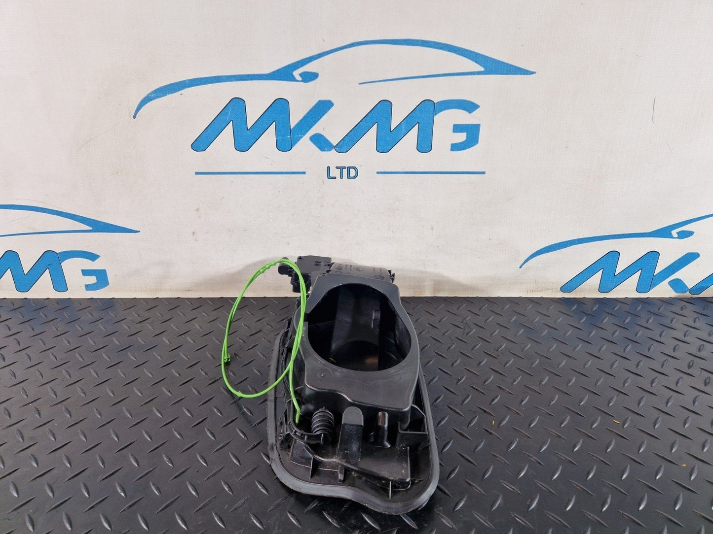 11-18 BMW 6 SERIES F13 FUEL FILLER FLAP CARRIER INSERT MOUNT 7228213
