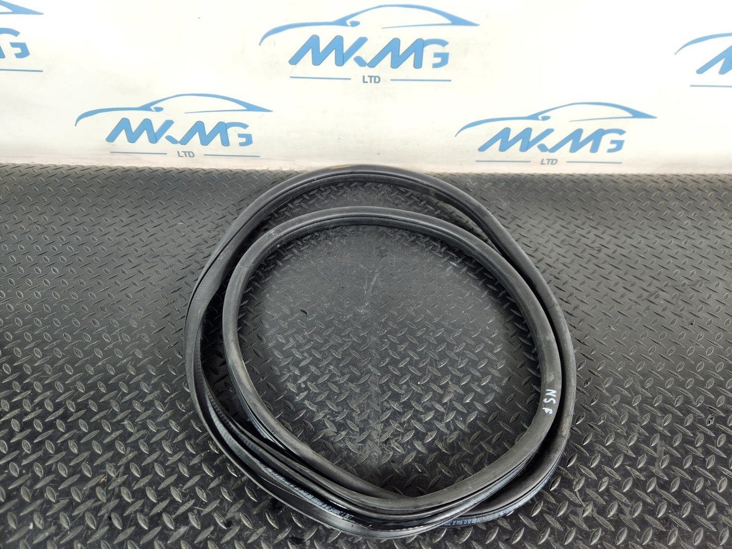 11-19 MERCEDES ML W166 OEM FRONT LEFT OR RIGHT SIDE DOOR RUBBER SEAL A1666970051