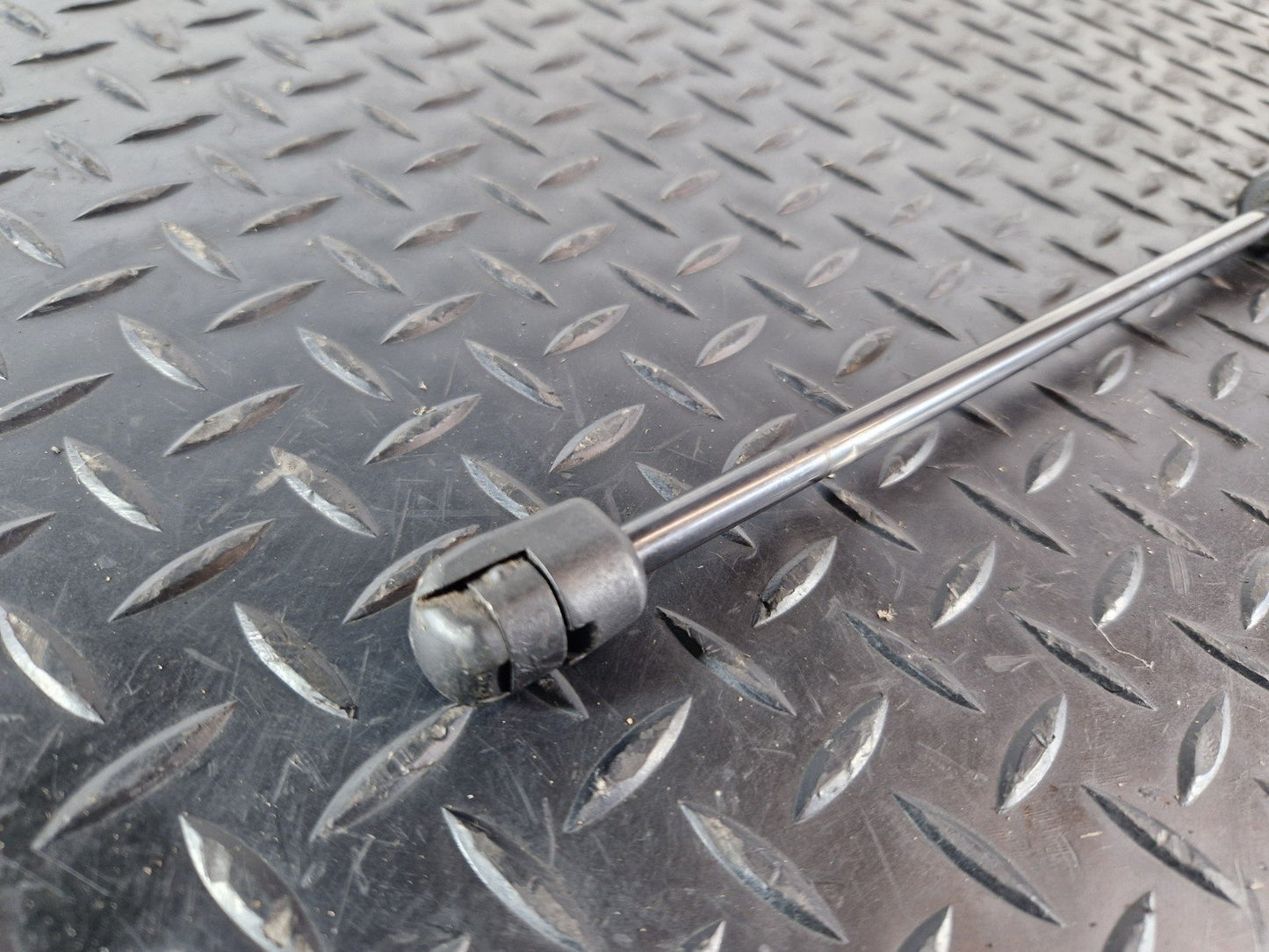 10-18 VW TOUAREG 7P GENUINE REAR TAILGATE SUPPORT GAS STRUT 7P6827550