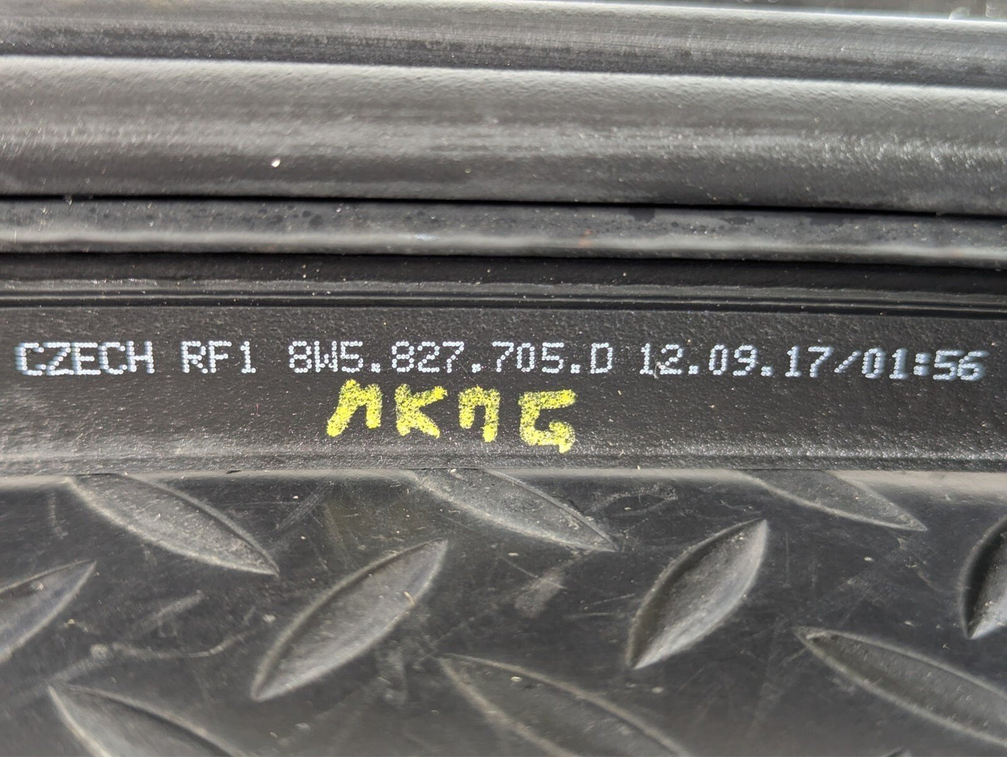 16-19 AUDI A4 B9 SALOON GENUINE OEM TAILGATE BOOT RUBBER SEAL 8W5827705D
